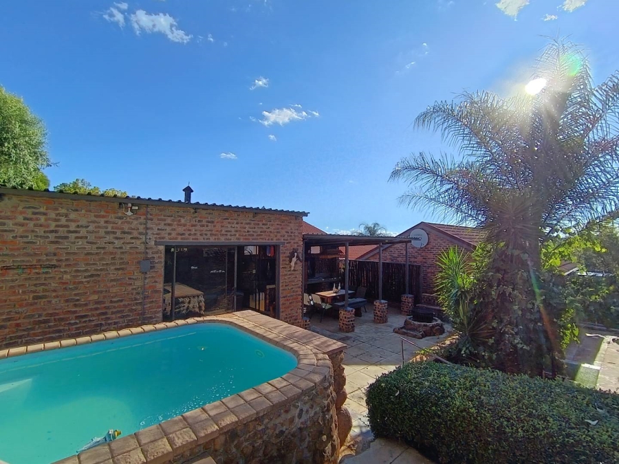 5 Bedroom Property for Sale in Langenhovenpark Free State